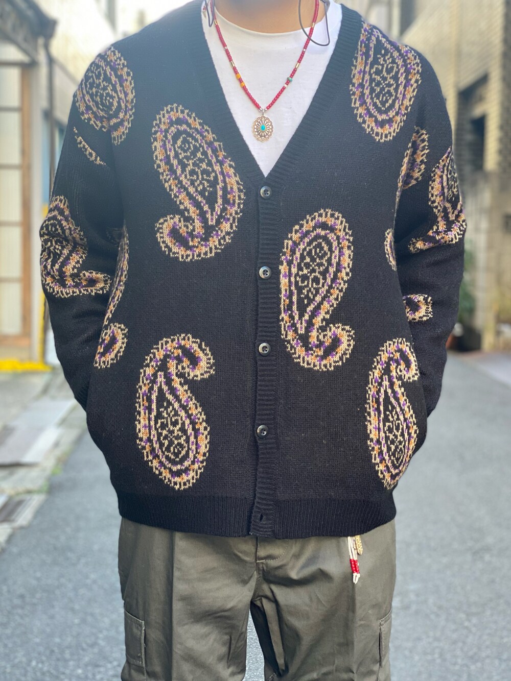 「GALLISADDICTION、ガリスアディクション、jackrose、カーディガン、ROTHCO、ロスコ、goro's、ゴローズ、ストリート、スケータースタイル、バンダナ柄、ペイズリー柄、ブラックコーデ、ホワイトコーデ」｜「goro'sのアイテム（ネックレス、その他）」を使った、sasakicksさん（メンズ・172cm）の冬コーディネートの1枚目の写真