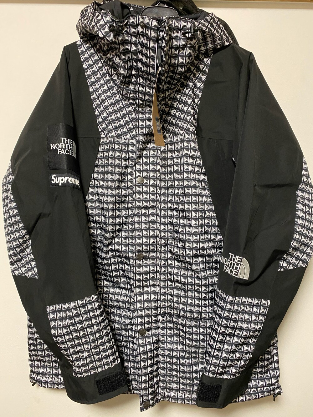 「supreme、Supreme(シュプリーム)、シュプリーム、Supreme x The North Face、シュプリーム×ノースフェイス、ノースフェイス、マウンテンライトジャケット、スタッズ」｜「Supreme のアイテム（マウンテンパーカー、ブラック系）」を使った、sasakicksさん（メンズ・172cm）の秋コーディネートの1枚目の写真