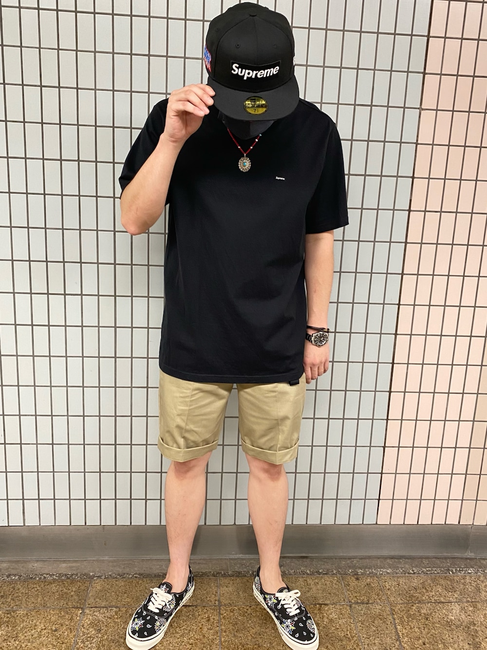 「supreme、シュプリーム、VANS、バンズ、オーセンティック、ストリート、スケータースタイル、ブラック、ベージュ」｜「Supreme のアイテム（キャップ、ブラック系）」を使った、sasakicksさん（メンズ・172cm）の夏コーディネートの1枚目の写真