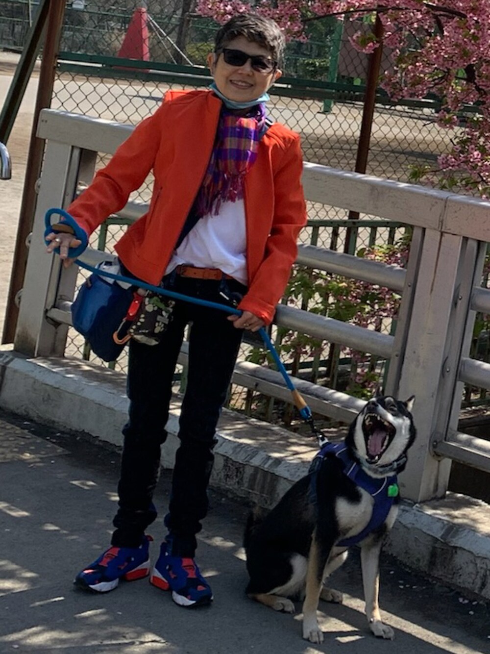 「いまどきジャケット写真」｜「Desigualのアイテム（その他アウター、オレンジ系）」を使った、racchitokyoさん（レディース・150cm）の春コーディネートの1枚目の写真