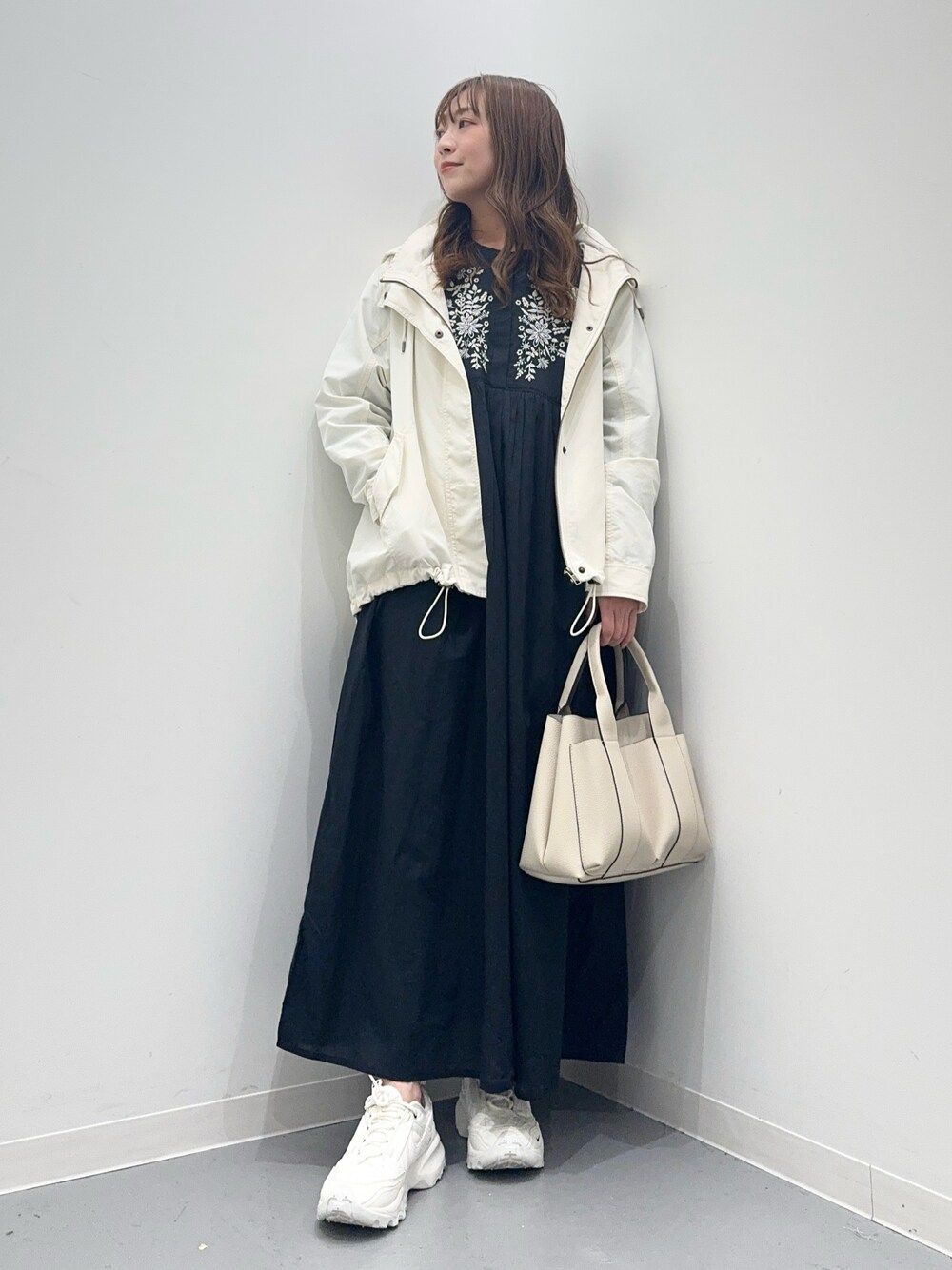 「低身長コーデ、シンプルコーデ、サニーレーベル、SonnyLabel」｜「URBAN RESEARCH Sonny Labelの撥水マウンテンパーカー（マウンテンパーカー、ホワイト系）」を使った、maikoさん（レディース・154cm）の春コーディネートの1枚目の写真