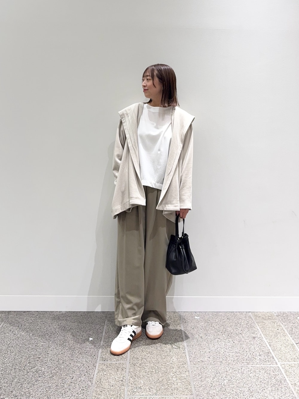 ホワイト系のTシャツ/カットソー、ベージュ系のカーディガン/ボレロ、ベージュ系のその他パンツを着用したレディースの秋コーディネートの1枚目の写真