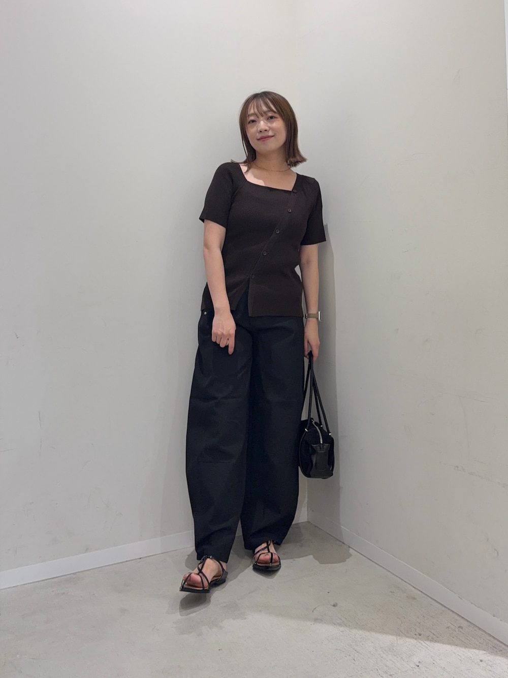 ブラウン系のニット/セーター、ブラック系のその他パンツ、ブラック系のサンダルを着用したレディースの夏コーディネートの1枚目の写真
