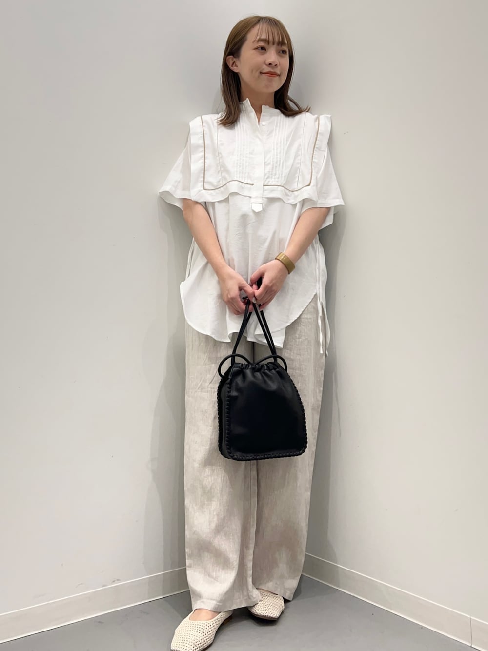 ホワイト系のシャツ/ブラウス、ベージュ系のその他パンツ、ホワイト系のパンプスを着用したレディースの春コーディネートの1枚目の写真