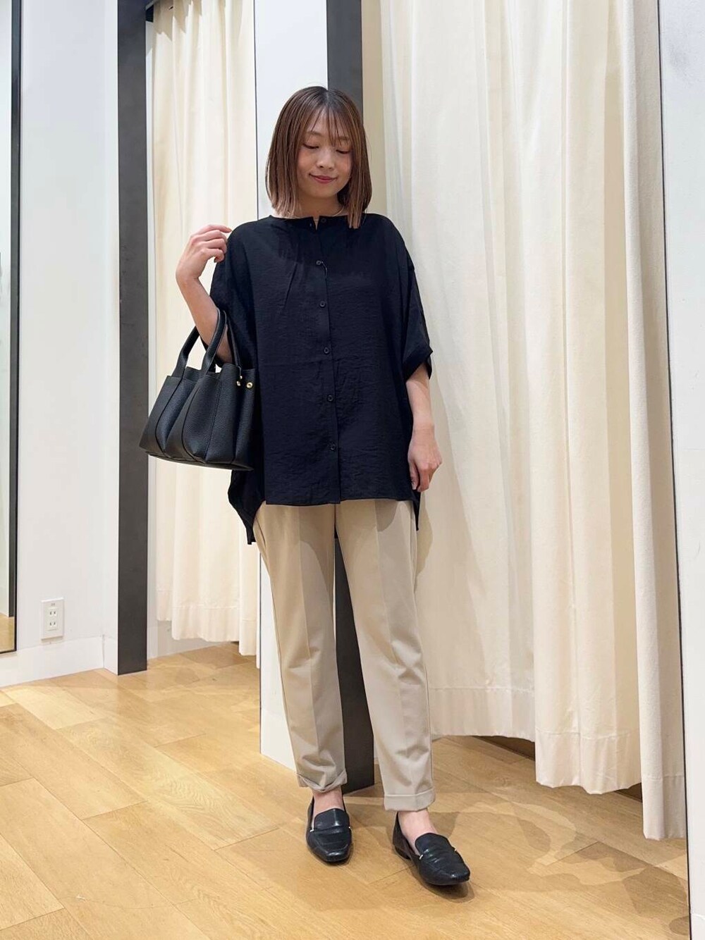 ブラック系のトートバッグ、ベージュ系のその他パンツ、ブラック系のシャツ/ブラウスを着用したレディースの夏コーディネートの1枚目の写真