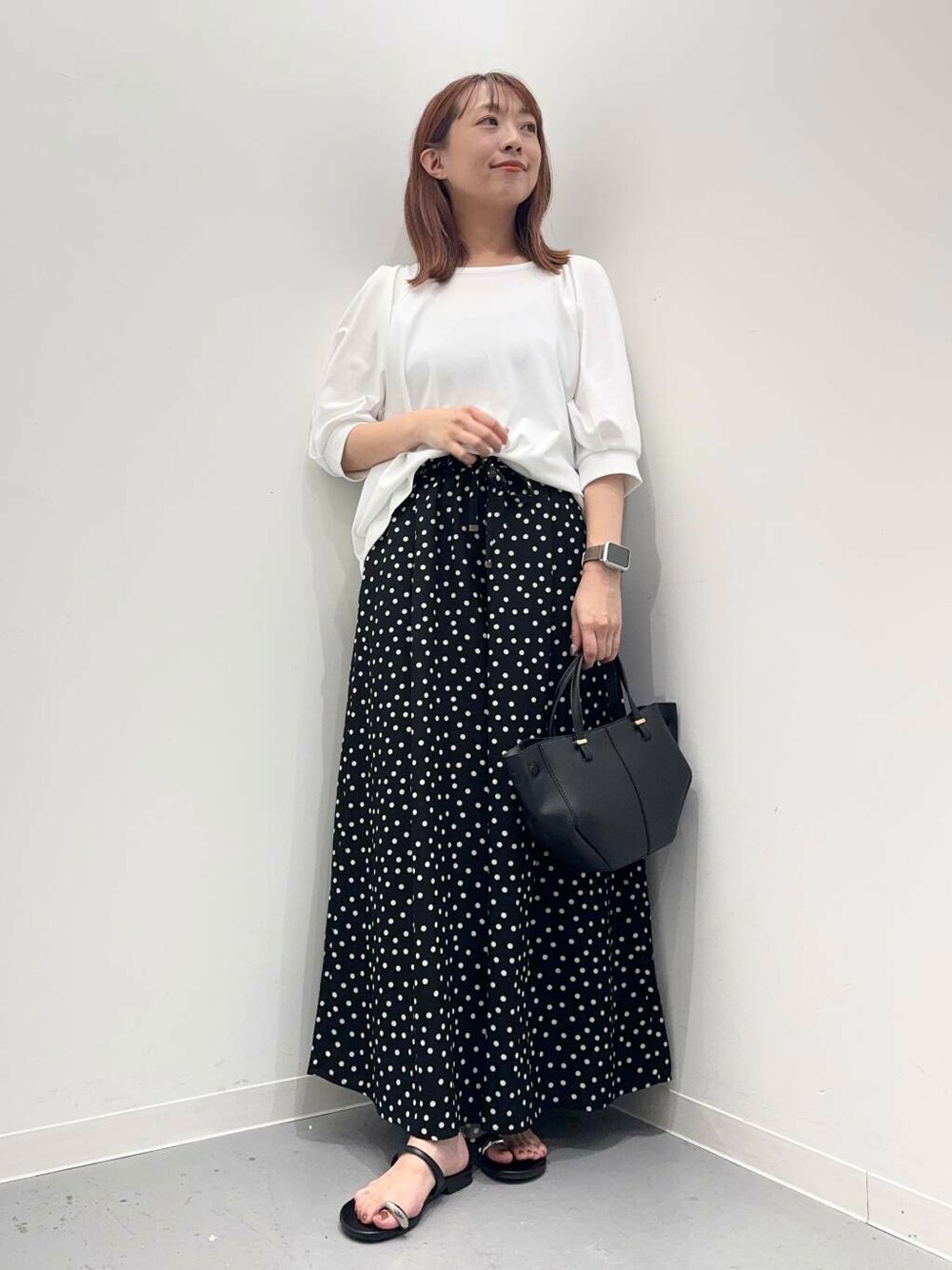 ホワイト系のTシャツ/カットソー、ブラック系のサンダル、ブラック系のショルダーバッグを着用したレディースの夏コーディネートの1枚目の写真