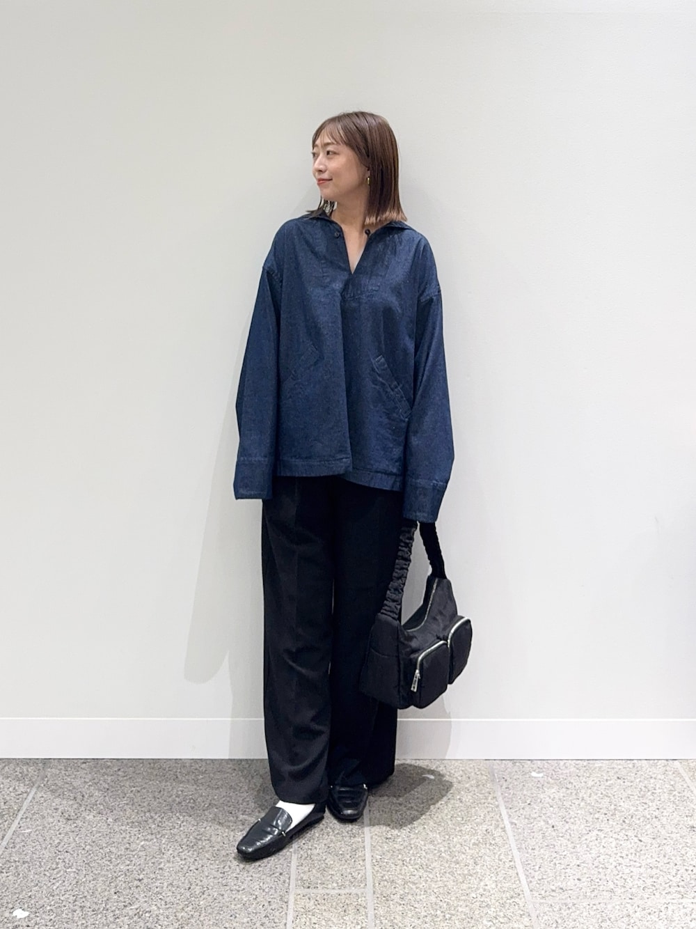 ブルー系のシャツ/ブラウス、ブラック系のその他パンツ、ブラック系のローファーを着用したレディースの秋コーディネートの1枚目の写真