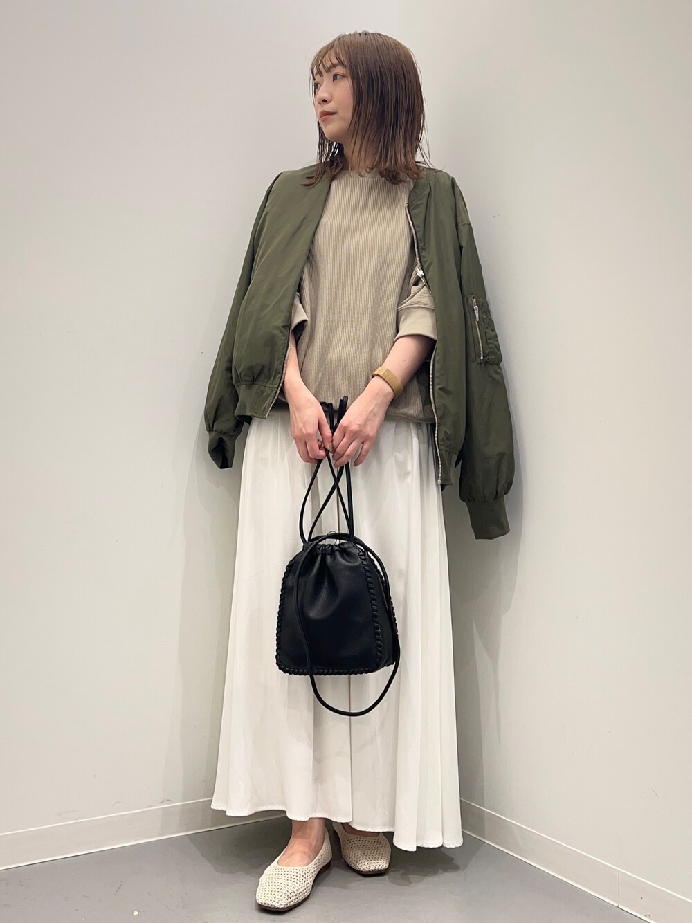 「URBAN RESEARCH DOORSの『WEB/一部店舗限定カラー』タックフライスワイドTシャツ（Tシャツ/カットソー、ベージュ系）」を使った、maikoさん（レディース・154cm）の春コーディネートの1枚目の写真