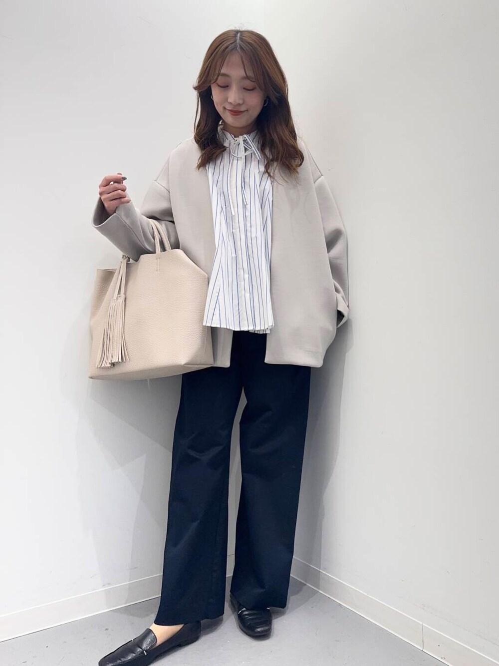 「シンプルコーデ、低身長、newarrival、低身長コーデ、urstore、154cm、骨格ストレート、イエベ春、30代前半、ストレート×イエベ春、ブラウスが主役の春コーデ」｜「RODE SKOの『MADE IN JAPAN』スクエアトゥプチメタルローファー（ローファー、ブラック系）」を使った、maikoさん（レディース・154cm）の春コーディネートの1枚目の写真