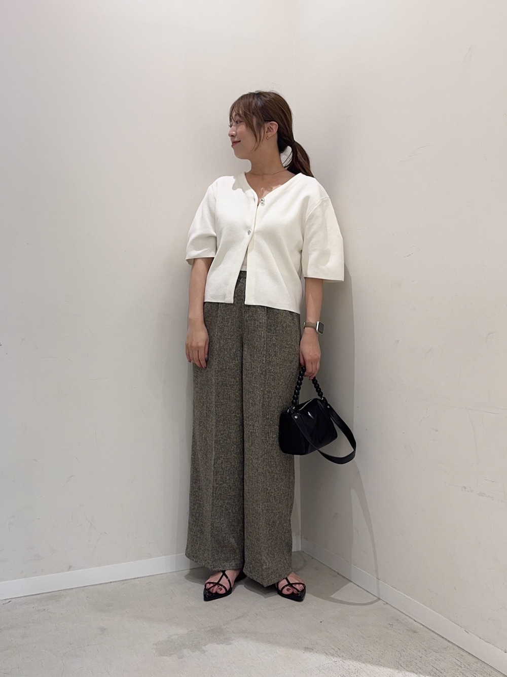 ホワイト系のカーディガン/ボレロ、ベージュ系のその他パンツ、ブラック系のサンダルを着用したレディースの夏コーディネートの1枚目の写真