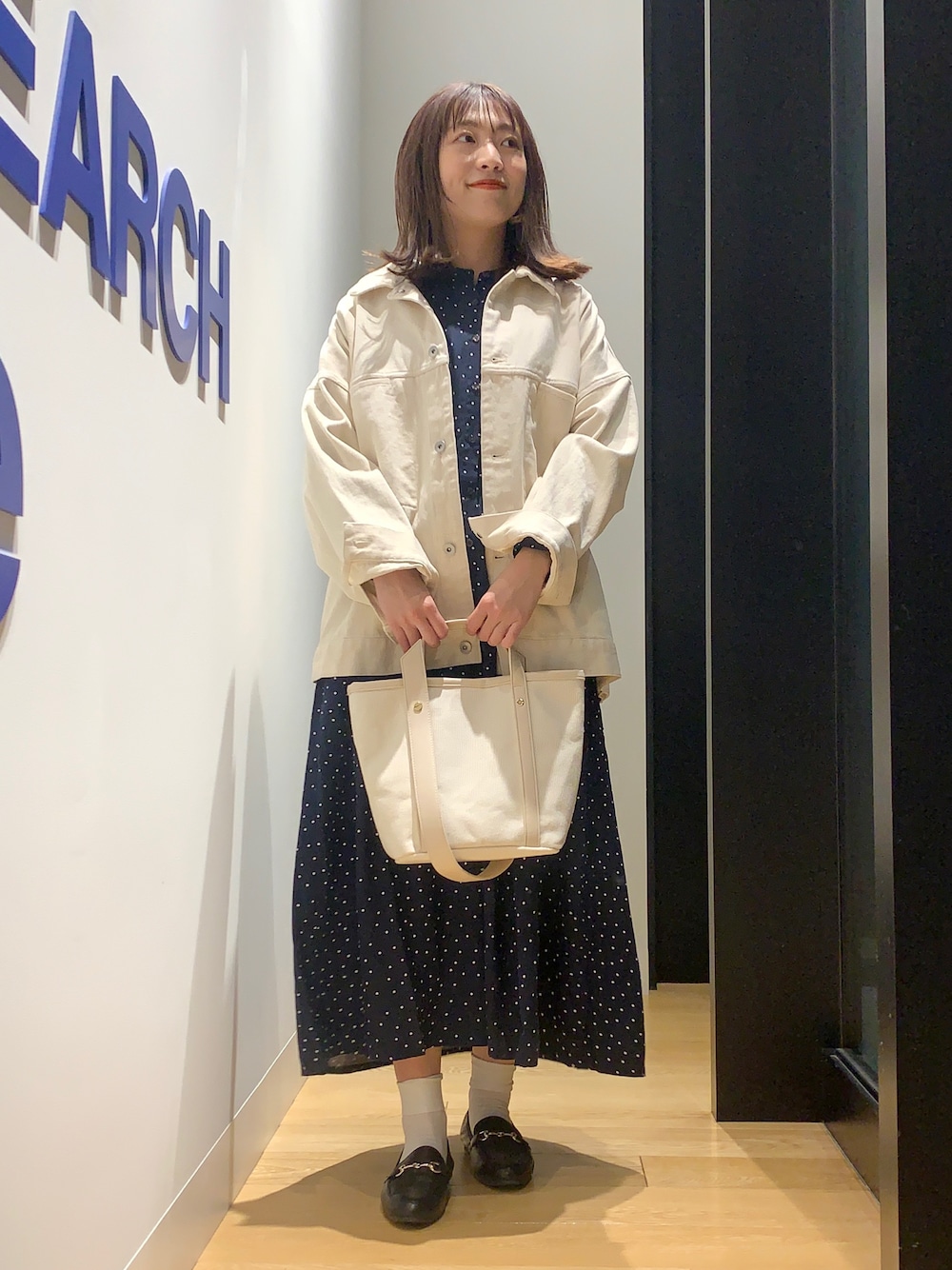 「RODE SKOの【MADE IN JAPAN】ELLA やわビットローファー（ローファー、ブラック系）」を使った、maikoさん（レディース・154cm）の春コーディネートの1枚目の写真