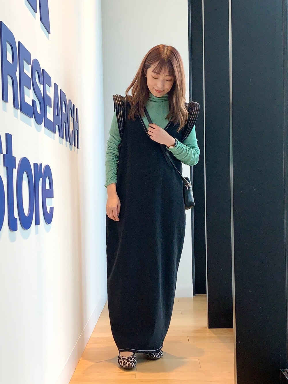 「KBFのフリルデニムワンピース（ワンピース、ブラック系）」を使った、maikoさん（レディース・154cm）の秋コーディネートの1枚目の写真