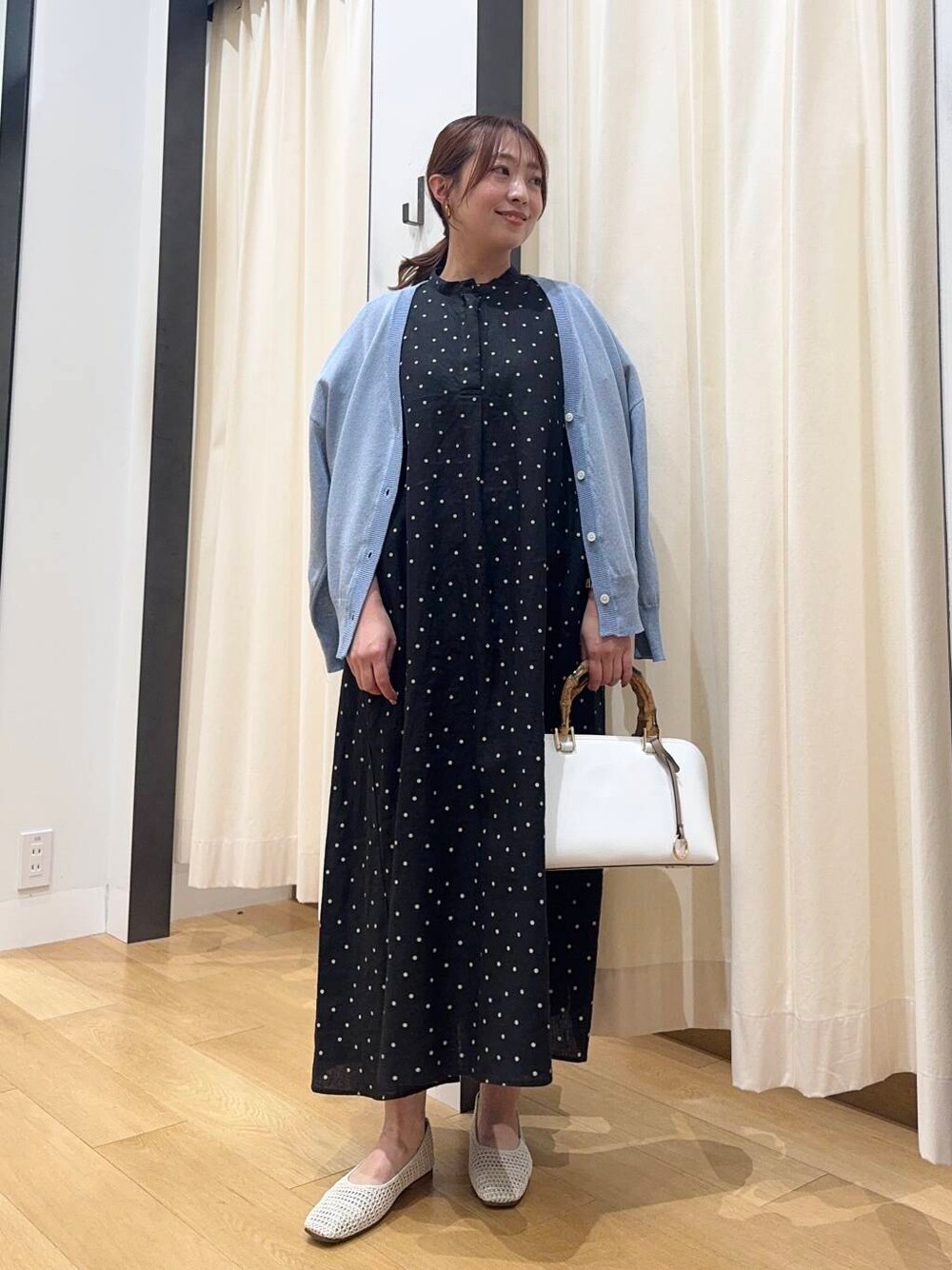 「シンプルコーデ、低身長、newarrival、休日スタイル、低身長コーデ、ワンピースコーデ、urstore、154cm、旅行コーデ、骨格ストレート、イエベ春、30代前半、ストレート×イエベ春、ワンピース✕低身長」｜「URBAN RESEARCH DOORSのリネンドットフレアワンピース（ワンピース、ブラック系）」を使った、maikoさん（レディース・154cm）の夏コーディネートの1枚目の写真