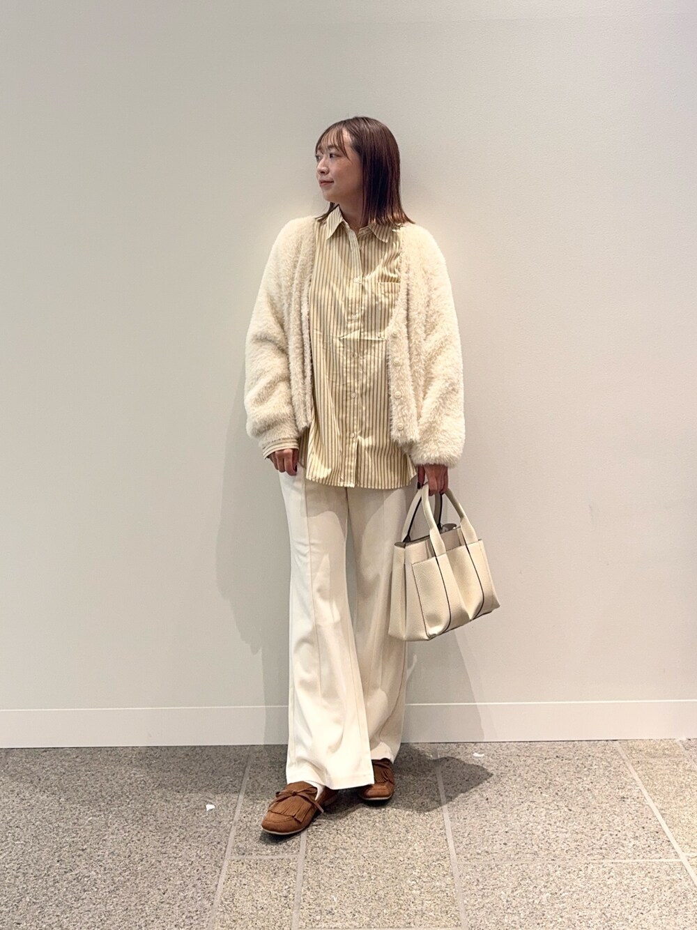 ホワイト系のカーディガン/ボレロ、その他のシャツ/ブラウス、ホワイト系のその他パンツを着用したレディースの秋コーディネートの1枚目の写真