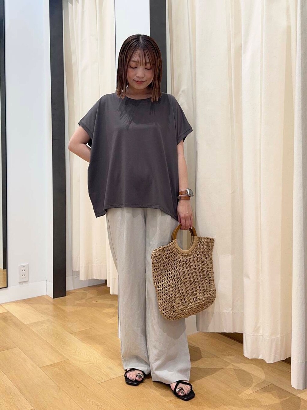 ベージュ系のトートバッグ、グレー系のTシャツ/カットソー、ベージュ系のその他パンツを着用したレディースの夏コーディネートの1枚目の写真