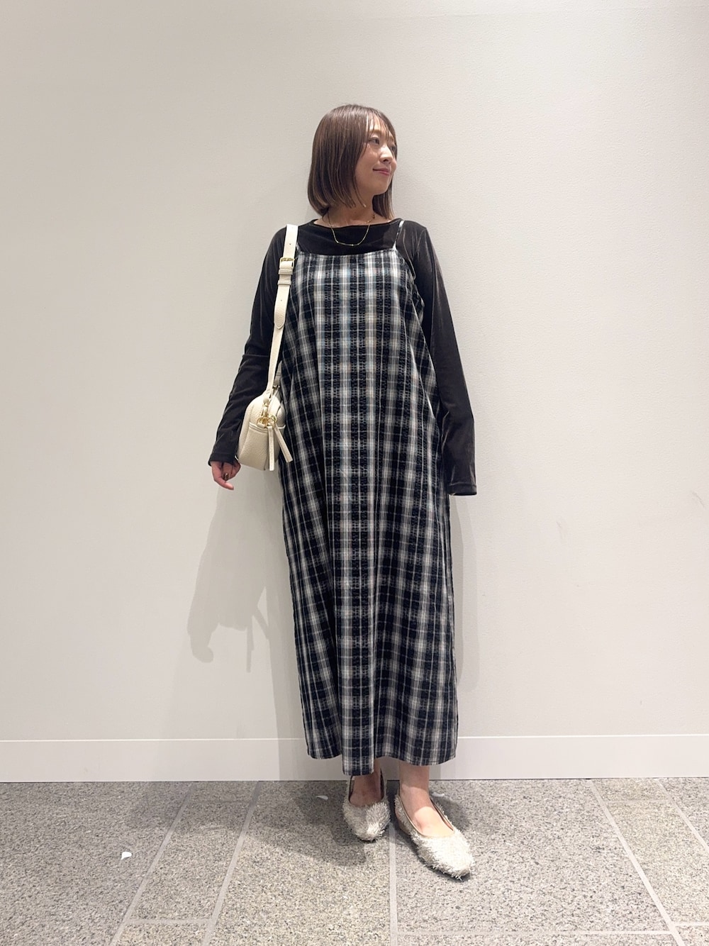 「urstore、最旬ブラウンコーデ、お出かけコーデ、着回しコーデ、シンプルスタイル、低身長コーデ、低身長、154cm、154cmコーデ、骨格ストレート」｜「URBAN RESEARCH DOORSのチェックキャミワンピース（ワンピース、ブラック系）」を使った、maikoさん（レディース・154cm）の秋コーディネートの1枚目の写真
