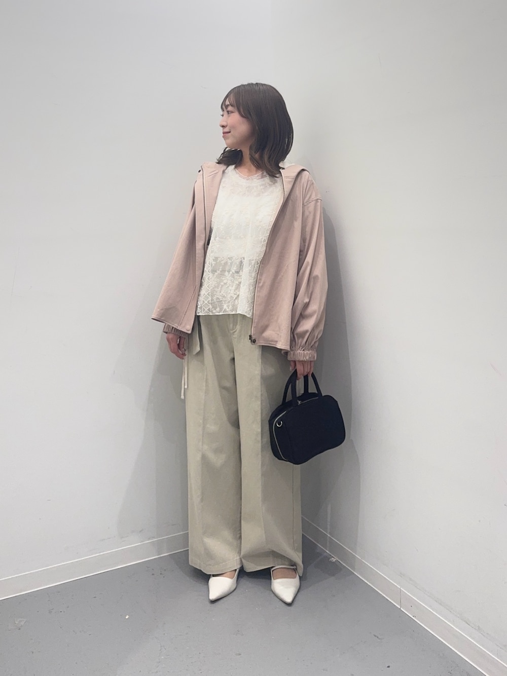 ベージュ系のその他アウター、ホワイト系のTシャツ/カットソー、ベージュ系のその他パンツを着用したレディースの春コーディネートの1枚目の写真