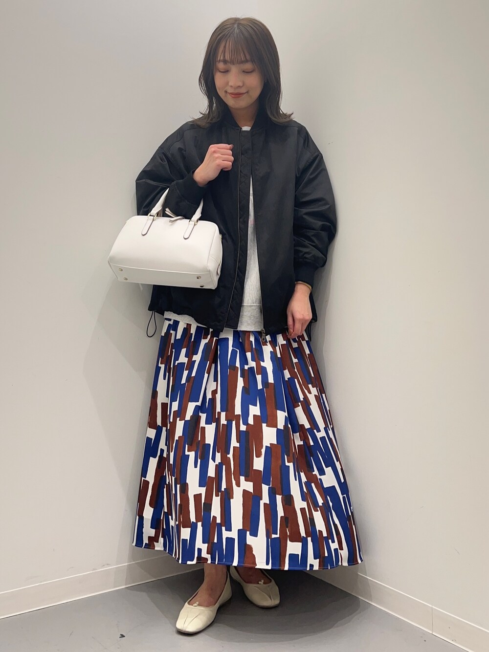 「きれいめカジュアル、お出かけコーデ、カジュアルコーデ、お洒落さんとつながりたい、春服みてみて、大人カジュアル、#春コーデ」｜「URBAN RESEARCHのVintage logo sweat（スウェット、グレー系）」を使った、maikoさん（レディース・154cm）の春コーディネートの1枚目の写真