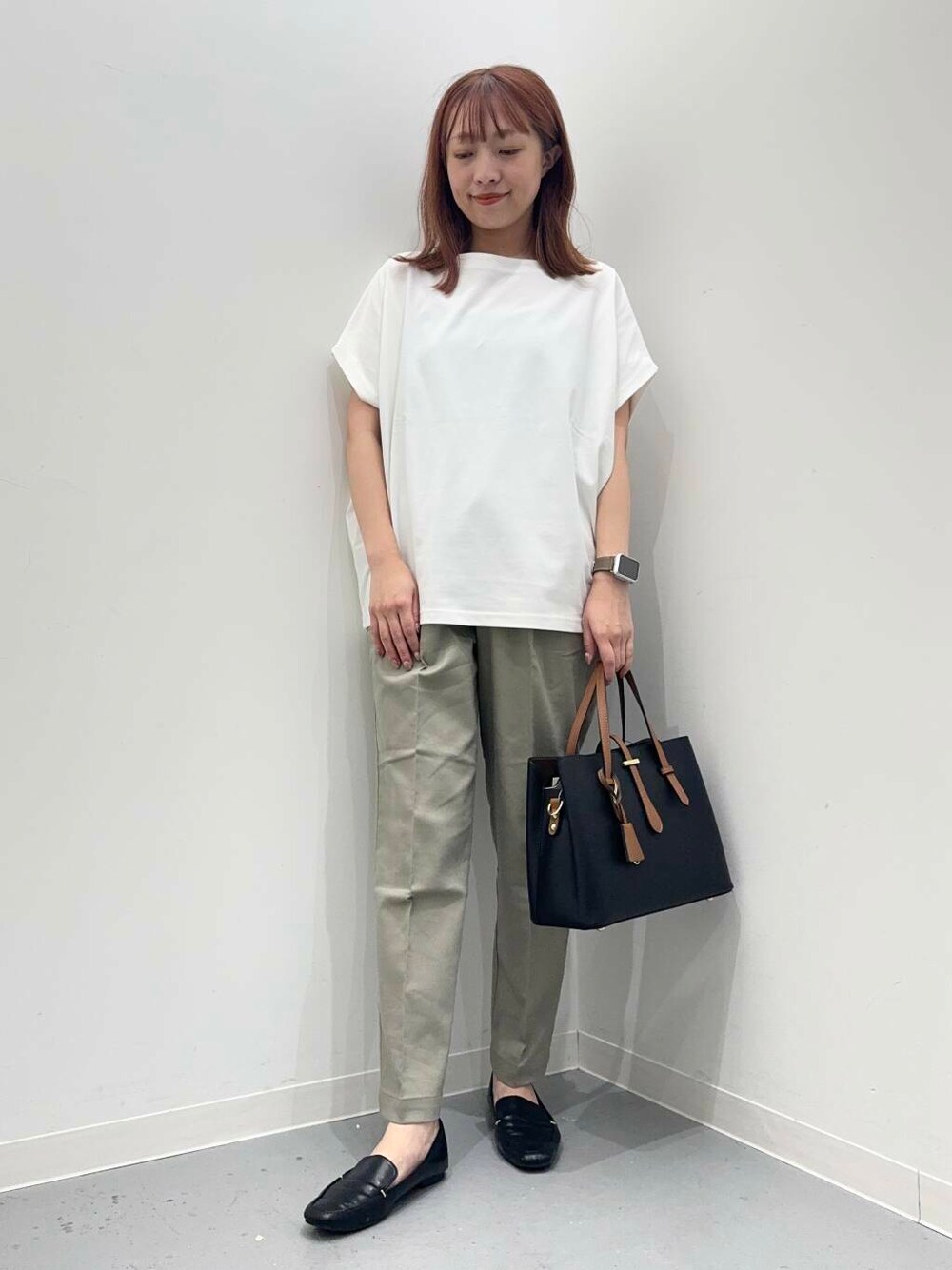 ブラック系のローファー、ブラック系のトートバッグ、グリーン系のその他パンツを着用したレディースの夏コーディネートの1枚目の写真