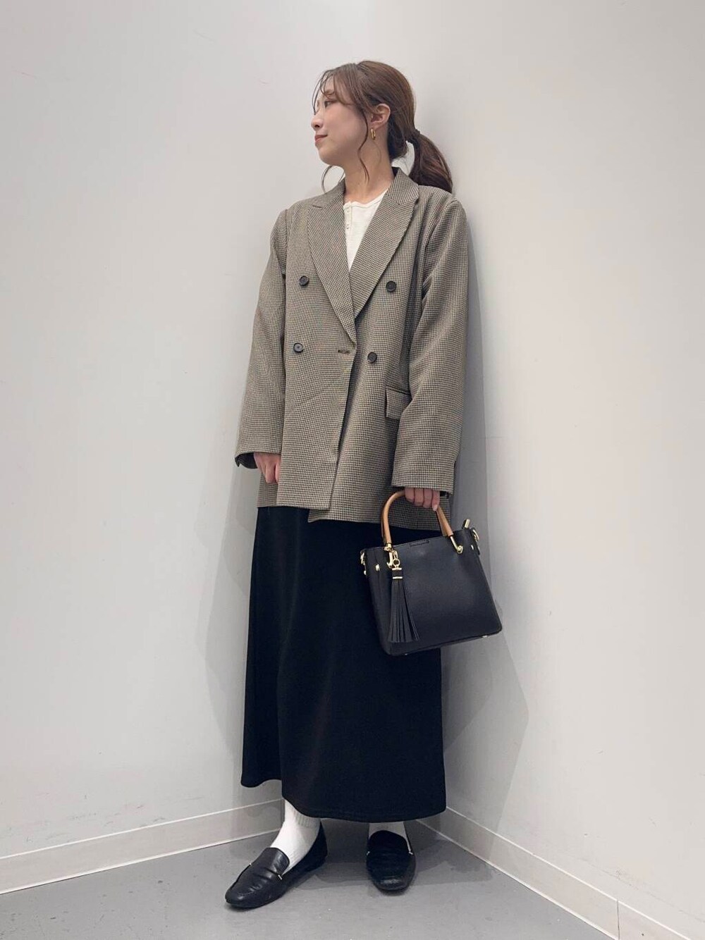 「シンプルコーデ、低身長、newarrival、休日スタイル、低身長コーデ、urstore、154cm、骨格ストレート、イエベ春、30代前半、ストレート×イエベ春、春のジャケットスタイル、寒暖差対策アイテム」｜「RODE SKOの『MADE IN JAPAN』スクエアトゥプチメタルローファー（ローファー、ブラック系）」を使った、maikoさん（レディース・154cm）の春コーディネートの1枚目の写真
