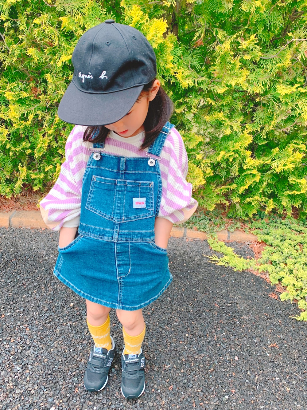 「カラーソックス、ジャンパースカート、キャップ、アニエスベー、スニーカーコーデ、ニューバランス、ボーダー」｜「EDWINの【ROPE' PICNIC KIDS】【EDWIN】ジャンパースカート（ジャンパースカート、ブルー系）」を使った、ℳℐ𝒴𝒰さん（キッズ・100cm）の春コーディネートの1枚目の写真