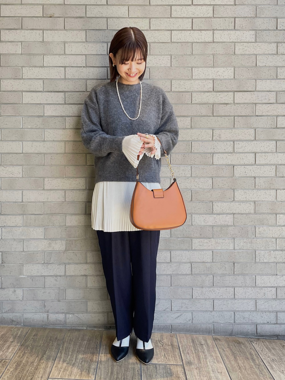 「ファッションを楽しもう、レイヤードスタイル、きれいめカジュアル、ハンドバッグ、ニット、パンツスタイル、パールネックレス、ストラップシューズ、グレー、テチチ(Te chichi)」｜「Te chichiの起毛シャギー前後2WAYプルオーバー（ニット/セーター、グレー系）」を使った、AKIRAさん（レディース・158cm）の秋コーディネートの1枚目の写真