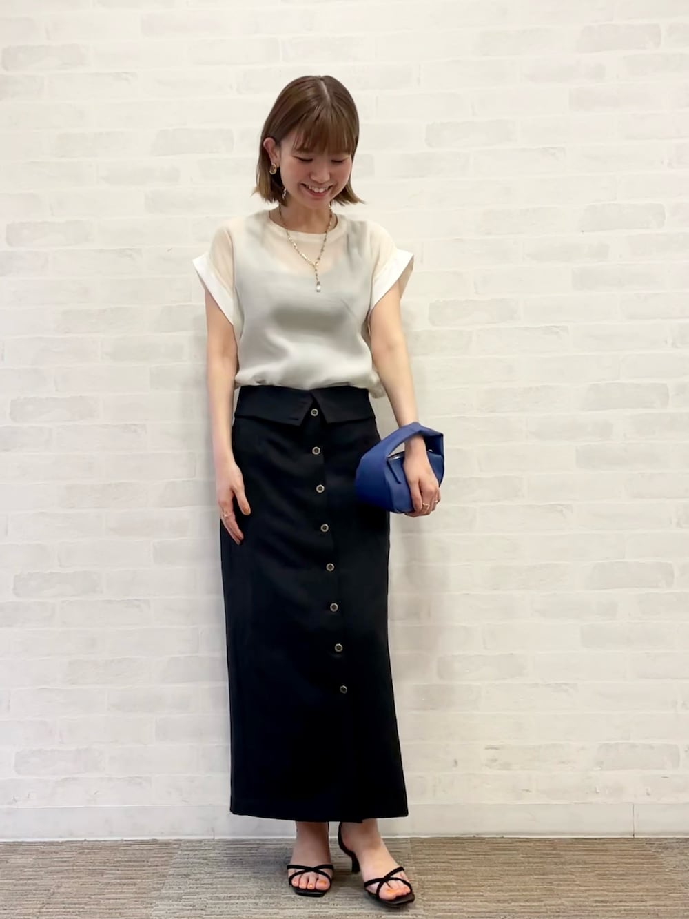 「タイトスカート、シアートップス、キレイめ、サンダル、ハンドバッグ、オトナ女子、オフィスカジュアル、テチチ(Te chichi)」｜「Te chichiのキャミ付シアーTブラウス（シャツ/ブラウス、ホワイト系）」を使った、AKIRAさん（レディース・158cm）の夏コーディネートの1枚目の写真