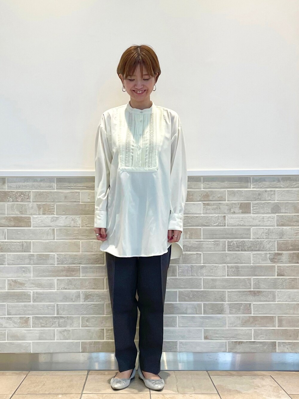 「出勤コーデ、通勤コーデ、ootd、ピンタック、チュニック、テーパードパンツ、シンプルコーデ、秋コーデ、テチチ(Te chichi)、EVOL(EVOL)」｜「Te chichiのピンタックチュニックシャツ（チュニック、ホワイト系）」を使った、AKIRAさん（レディース・158cm）の秋コーディネートの1枚目の写真