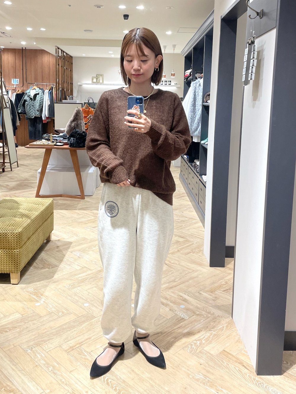 「ニット、スウェットパンツ、きれいめカジュアル、オトナカジュアル、ブラウン、テチチ(Te chichi)、lugnoncure、ルノンキュール、ストラップシューズ」｜「Te chichiのオープンワークニットプルオーバー（ニット/セーター、ブラウン系）」を使った、AKIRAさん（レディース・158cm）の秋コーディネートの1枚目の写真