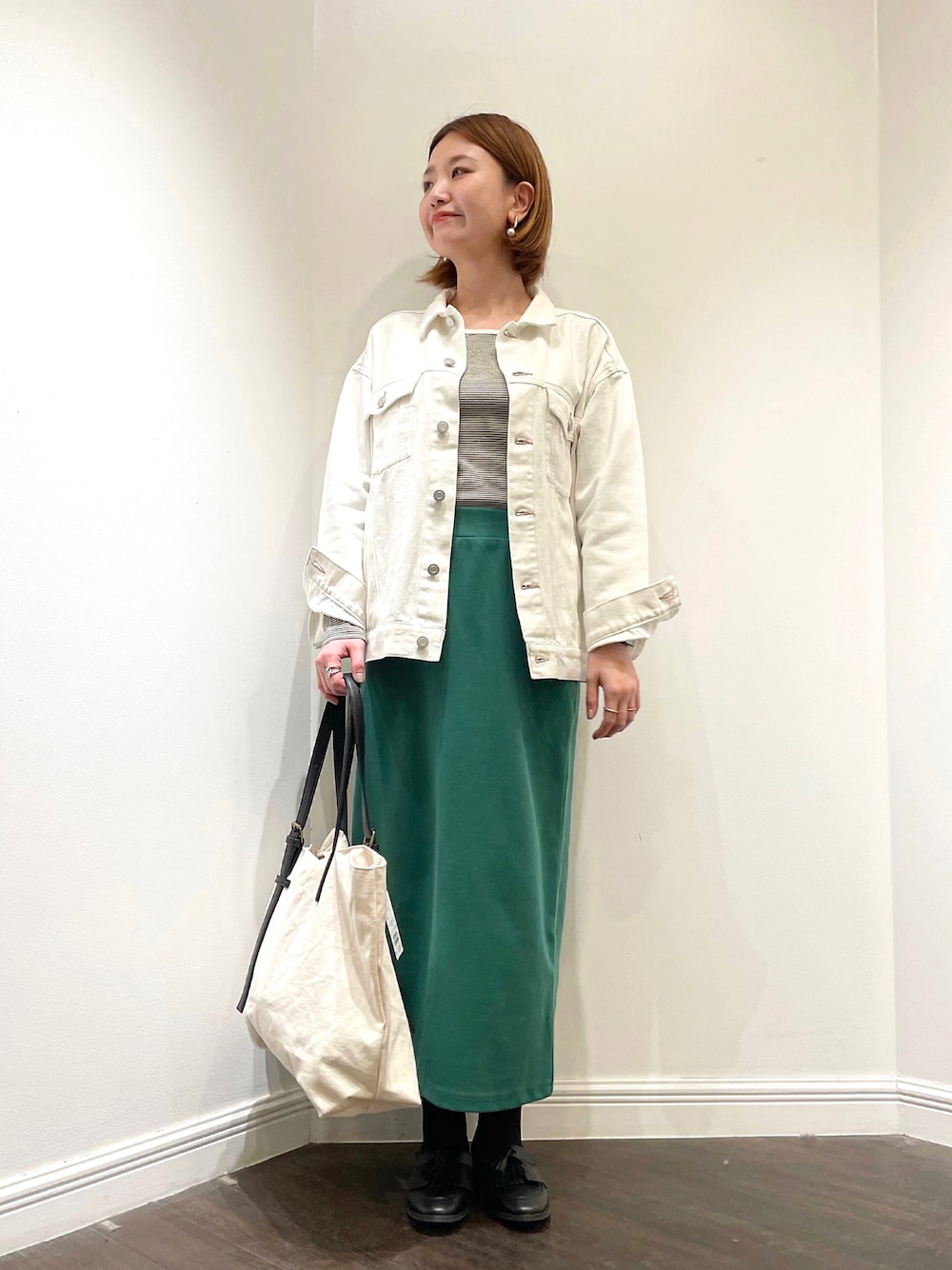 「春アウター、デニムジャケット、春カラー、グリーン、オトナカジュアル、きれいめカジュアル、ジャージスカート、ビッグトート、タッセルローファー、lugnoncure、Gジャン」｜「Lugnoncureのデニムジャケット（デニムジャケット、ホワイト系）」を使った、AKIRAさん（レディース・158cm）の冬コーディネートの1枚目の写真