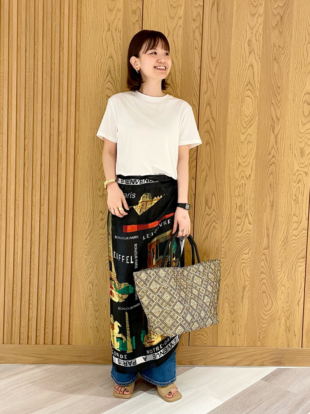 「Tシャツ、白Tシャツ、デニム、サンダル、きれいめカジュアル、スカーフ、トートバッグ、夏コーデ、テチチ(Te chichi)」｜「Te chichiのシルケットスムースTシャツ（Tシャツ/カットソー、ホワイト系）」を使った、AKIRAさん（レディース・158cm）の夏コーディネートの1枚目の写真