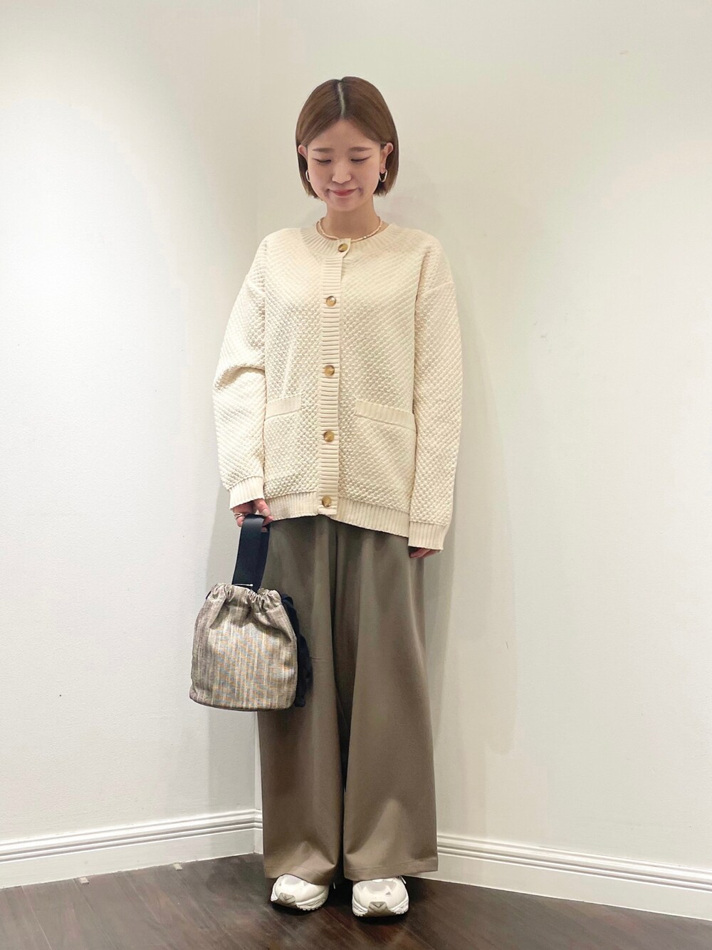 「春コーデ、淡色コーデ、ゆるコーデ、ラクチンコーデ、大人かわいい、ワイドパンツ、ニットカーディガン、ベージュ、モカ、巾着バッグ、lugnoncure」｜「Lugnoncureのサイドボタン付ワイドパンツ（その他パンツ、ブラウン系）」を使った、AKIRAさん（レディース・158cm）の冬コーディネートの1枚目の写真