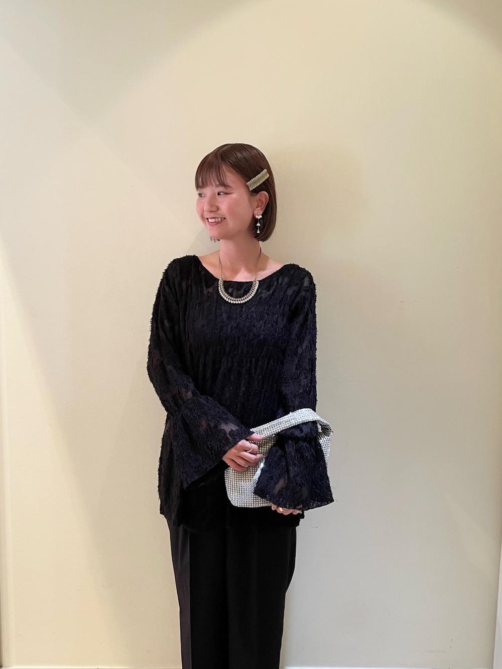 「オールブラック、結婚式、二次会コーデ、オケージョン、お出かけコーデ、お呼ばれスタイル、セレモニー、クラッチバッグ、テチチ(Te chichi)、アキラノシフク」｜「Te chichiの【Atelier Noir】カットジャカードシャーリングトップス（シャツ/ブラウス、ブラック系）」を使った、AKIRAさん（レディース・158cm）の秋コーディネートの1枚目の写真