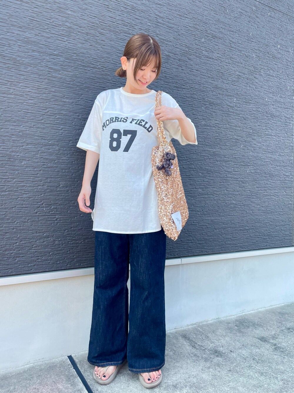 「Tシャツ、ロゴT、休日スタイル、デニム、サンダル、スパンコール、トートバッグ、キーホルダー、サマンサモスモスブルー、テチチ(Te chichi)、nici、グローバルワーク(GLOBAL WORK)、プチプラ、アキラノシフク」｜「Te chichiのファブリックトートバッグ（ハンドバッグ、ベージュ系）」を使った、AKIRAさん（レディース・158cm）の夏コーディネートの1枚目の写真