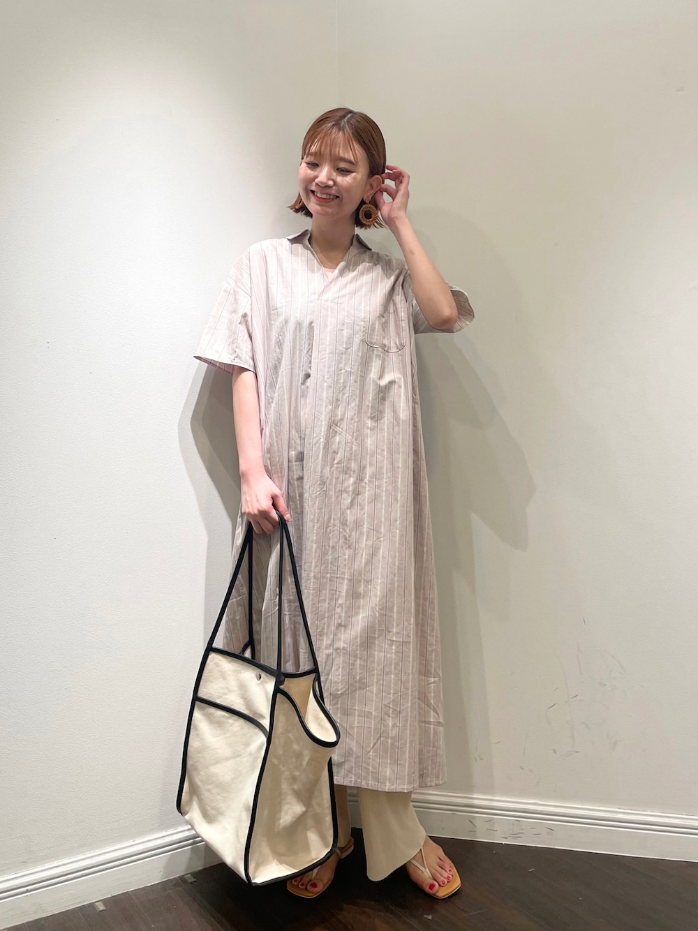 「シャツワンピ、シャツワンピース、プリーツパンツ、レイヤードスタイル、ゆるコーデ、リラックススタイル、ワントーンコーデ、淡色コーデ、オトナカジュアル、ビッグトート、トングサンダル、夏コーデ、lugnoncure」｜「Lugnoncureのスキッパーシャツワンピース（シャツワンピース、ベージュ系）」を使った、AKIRAさん（レディース・158cm）の夏コーディネートの1枚目の写真