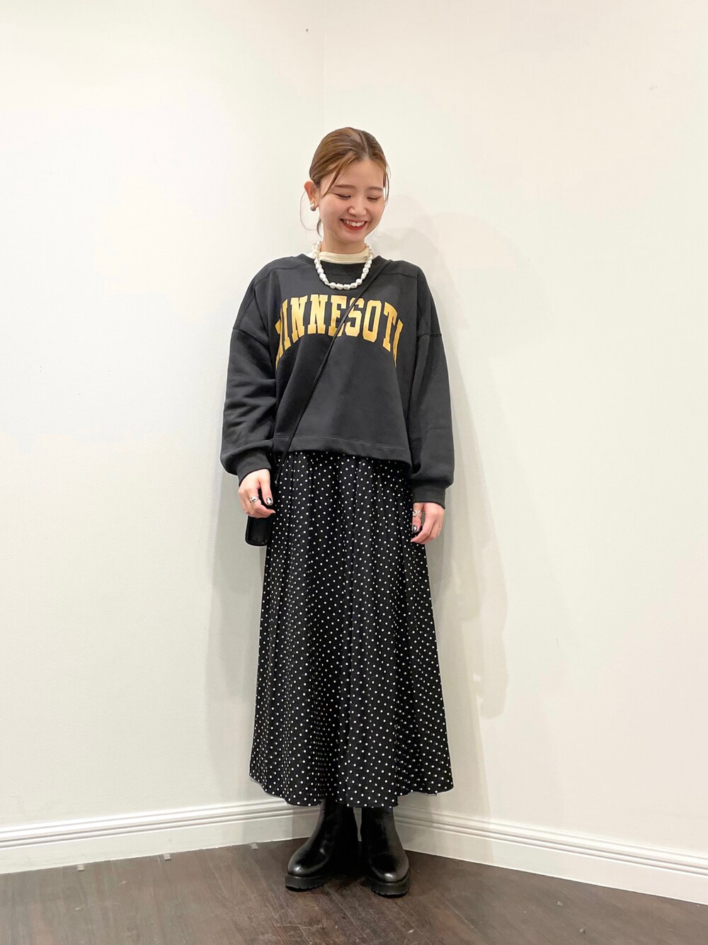 「ロゴスウェット、ショート丈トップス、レイヤードスタイル、ドット、ドットスカート、シンプル、チャコールグレー、モノトーン、サイドゴアブーツ、パールネックレス、AMERICAN HOLIC、テチチ(Te chichi)、lugnoncure」｜「Lugnoncureのショート丈ロゴスウェット（スウェット、グレー系）」を使った、AKIRAさん（レディース・158cm）の冬コーディネートの1枚目の写真