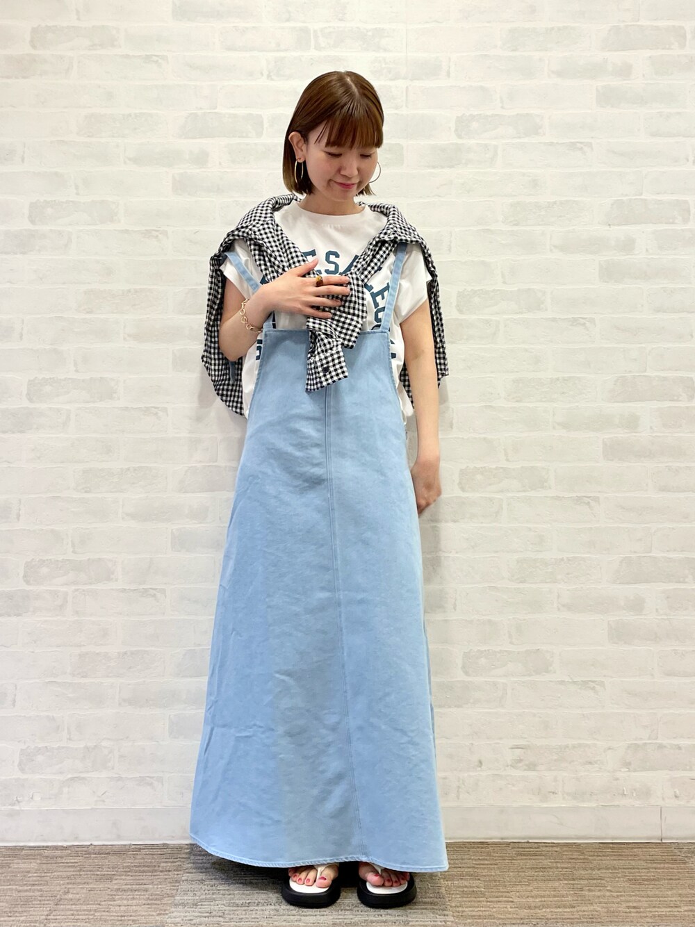 「休日スタイル、サロペット、キャミワンピ、デニム、サンダル、チェック、ゆるコーデ、夏コーデ、初夏コーデ、ママコーデ、ルノンキュール、lugnoncure」｜「Lugnoncureの麻混長袖シャツ（シャツ/ブラウス、ホワイト系）」を使った、AKIRAさん（レディース・158cm）の春コーディネートの1枚目の写真
