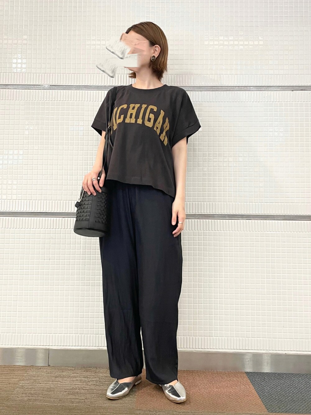 「初秋コーデ、秋服準備はじめました、大人カジュアル、ワントーンコーデ、きれいめカジュアル、サテンパンツ、ロゴT、ショート丈トップス、モノトーン、ORiental TRaffic(ORiental TRaffic)」｜「ORiental TRafficの●2021春夏新作●センターシームバブーシュ/11107（パンプス、シルバー系）」を使った、AKIRAさん（レディース・158cm）の夏コーディネートの1枚目の写真