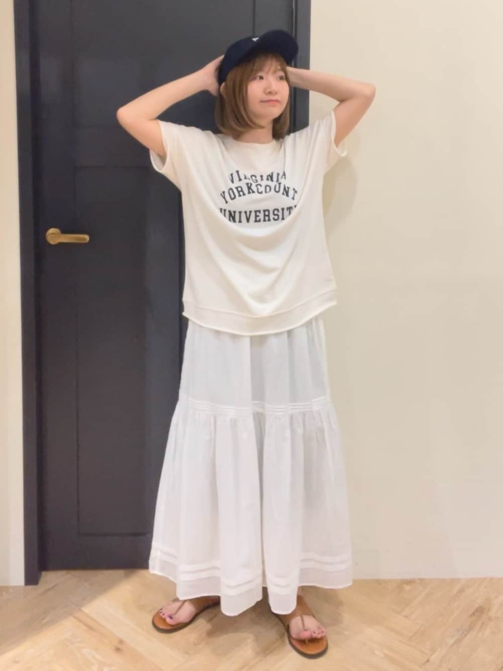 「ロゴT、カレッジロゴ、ホワイトコーデ、レーススカート、キャップ、オトナカジュアル、夏コーデ、UCLA、lugnoncure、ルノンキュール」｜「Lugnoncureのカレッジ風ロゴプリントミニ裏毛トップス（Tシャツ/カットソー、ホワイト系）」を使った、AKIRAさん（レディース・158cm）の夏コーディネートの1枚目の写真