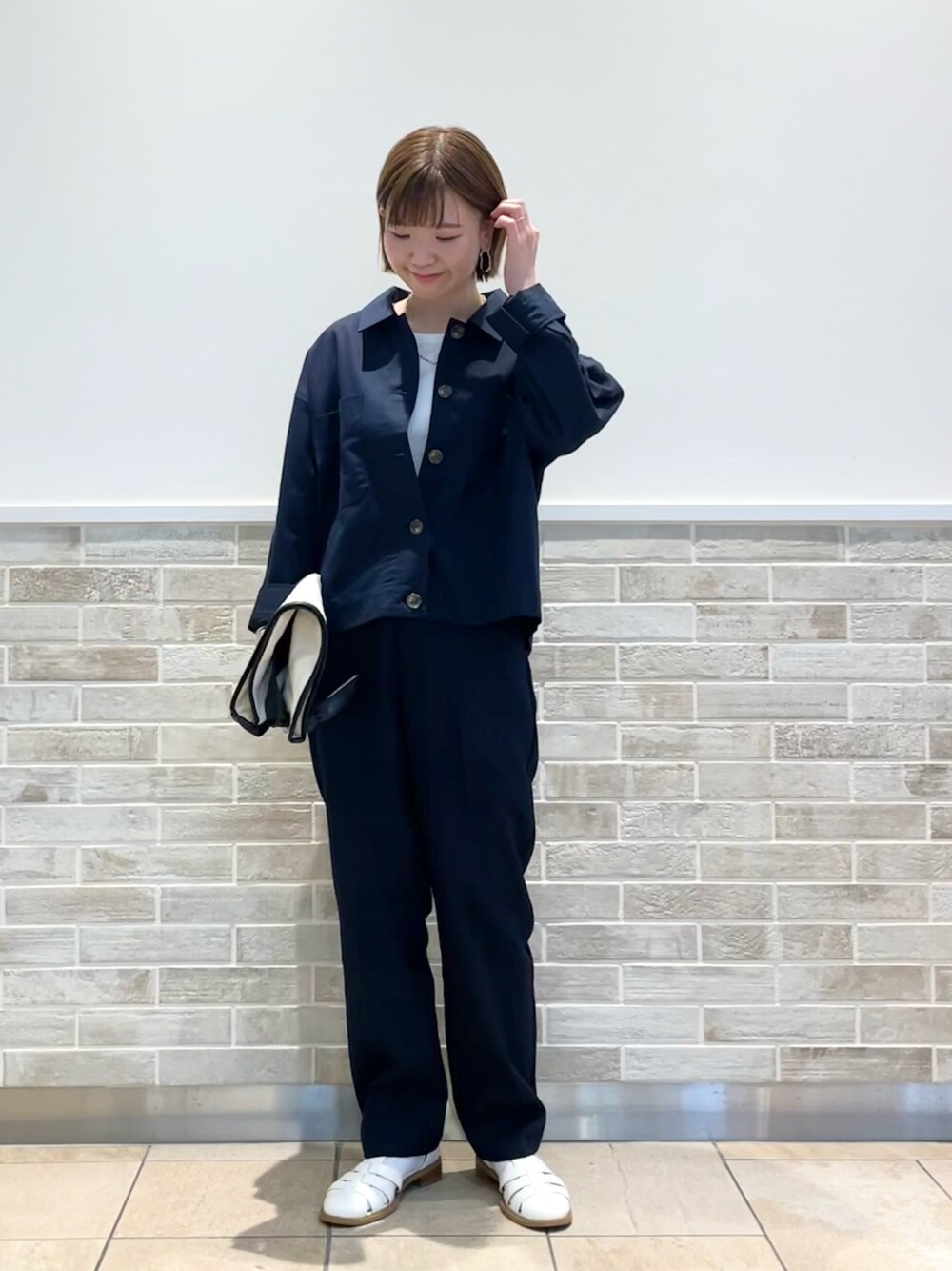 「セットアップ、休日スタイル、いまどきジャケット写真、ショート丈トップス、オールインワン、ネイビー、グルカサンダル、ルノンキュール、lugnoncure、オトナカジュアル」｜「Lugnoncureのカルゼシャツジャケット（セットアップ可）（ノーカラージャケット、ブルー系）」を使った、AKIRAさん（レディース・158cm）の春コーディネートの1枚目の写真