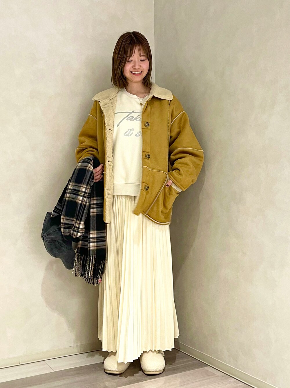 「アウター、ボア、ムートンコート、スカート、ボアサンダル、チェック、ロゴスウェット、ルノンキュール、lugnoncure」｜「Lugnoncureの箔プリント裏起毛スウェット（Tシャツ/カットソー、ホワイト系）」を使った、AKIRAさん（レディース・158cm）の冬コーディネートの1枚目の写真