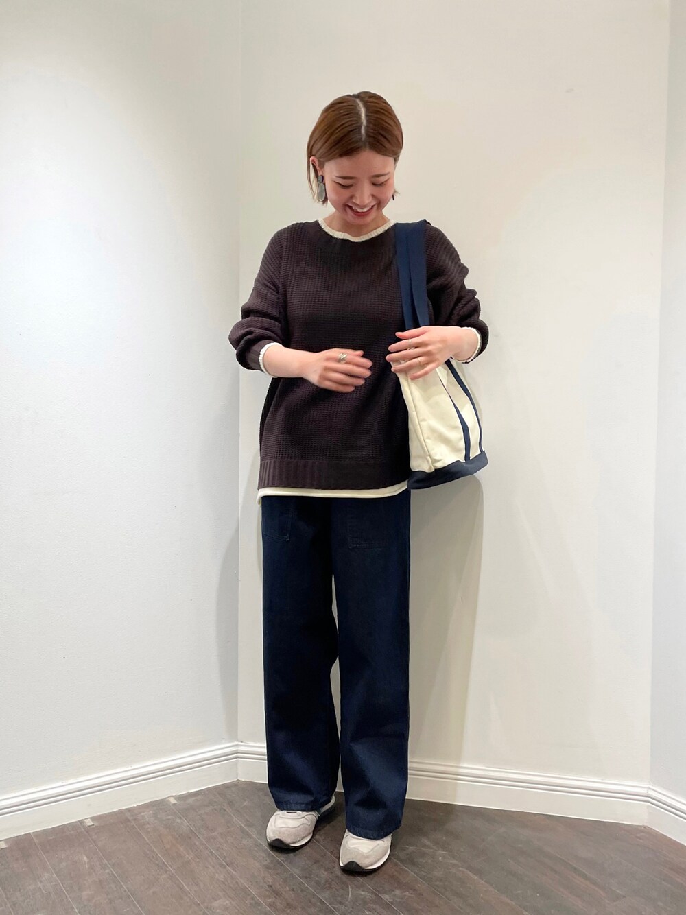 「シンプル、ワントーンコーデ、レイヤード風、ゆるコーデ、休日スタイル、デニム、ビッグトート、オトナカジュアル、プチプラ、lugnoncure」｜「Lugnoncureの配色ニット（ニット/セーター、グレー系）」を使った、AKIRAさん（レディース・158cm）の冬コーディネートの1枚目の写真
