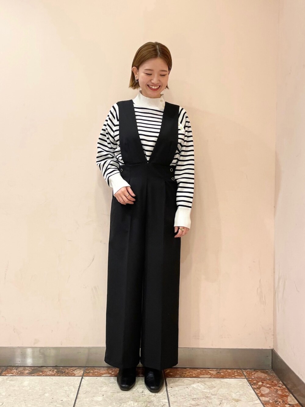 「オトナカジュアル、オトナ女子、きれいめカジュアル、大人かわいい、オールインワン、サロペット、ボーダー、モノトーン、テチチ(Te chichi)」｜「Te chichiのボタン使いハイネックニット（ニット/セーター、ホワイト系）」を使った、AKIRAさん（レディース・158cm）の冬コーディネートの1枚目の写真