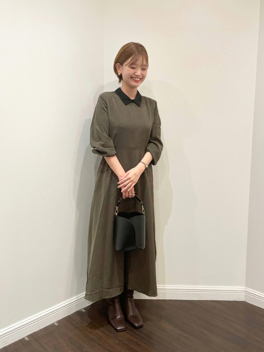 「ワンピース、クラシカル、シンプル、ショートブーツ、キレイめ、レトロ、ロングワンピース、ミニバッグ、テチチ(Te chichi)、ドットワンピ、クレリック」｜「Te chichiのクレリックシャツカラープリントワンピース（ワンピース、グリーン系）」を使った、AKIRAさん（レディース・158cm）の秋コーディネートの1枚目の写真