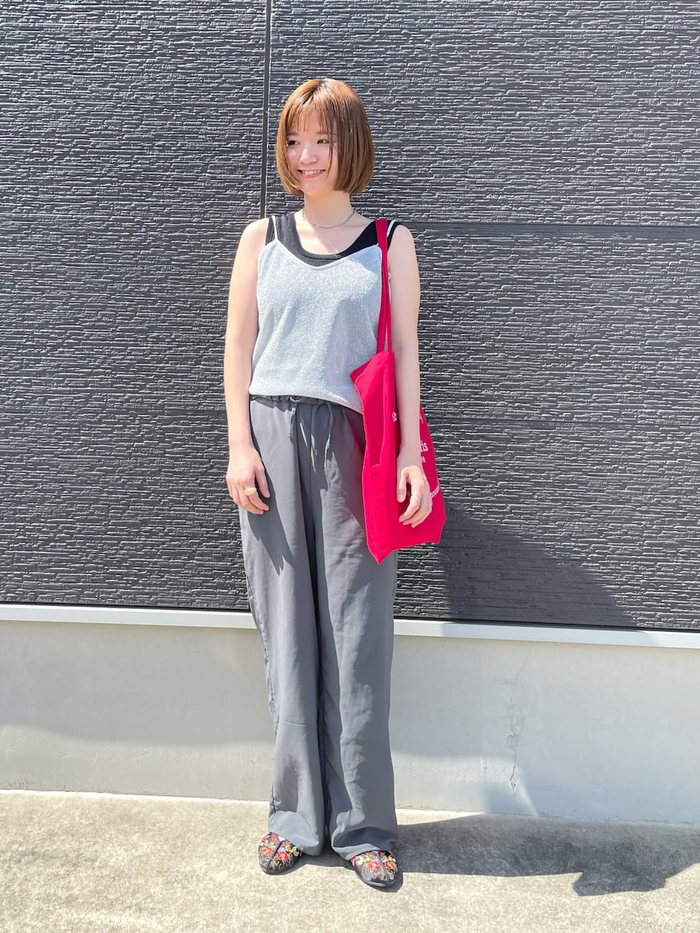 「ワントーン、グレー、ビスチェ、パンツスタイル、ゆるコーデ、トートバッグ、赤、シンプルコーデ、テチチ(Te chichi)、ルノンキュール、lugnoncure、ROSE BUD、SHIPS、アキラノシフク」｜「Lugnoncureの柄アソートイージーパンツ（その他パンツ、グレー系）」を使った、AKIRAさん（レディース・158cm）の秋コーディネートの1枚目の写真