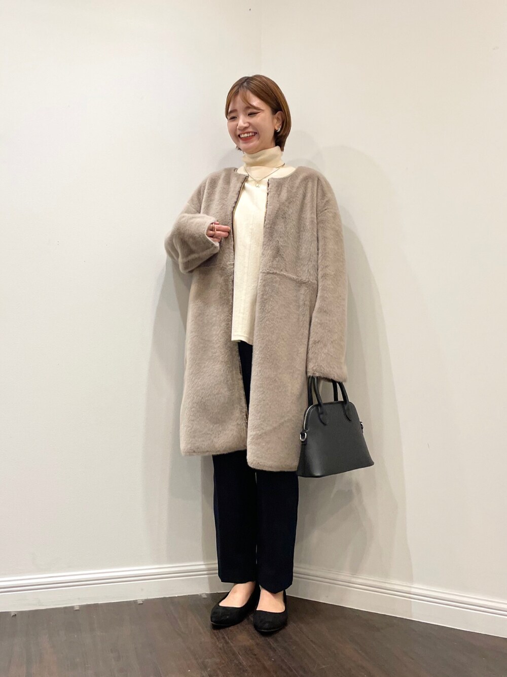 「シンプル、ハイネック、ファーコート、リバーシブルコート、ボストンバッグ、きれいめカジュアル、テチチ(Te chichi)、モカ、オトナカジュアル、lugnoncure、ニュアンスカラー、AMERICAN HOLIC」｜「Te chichiのベスト×タートルネックニットセット（アンサンブル、ホワイト系）」を使った、AKIRAさん（レディース・158cm）の秋コーディネートの1枚目の写真