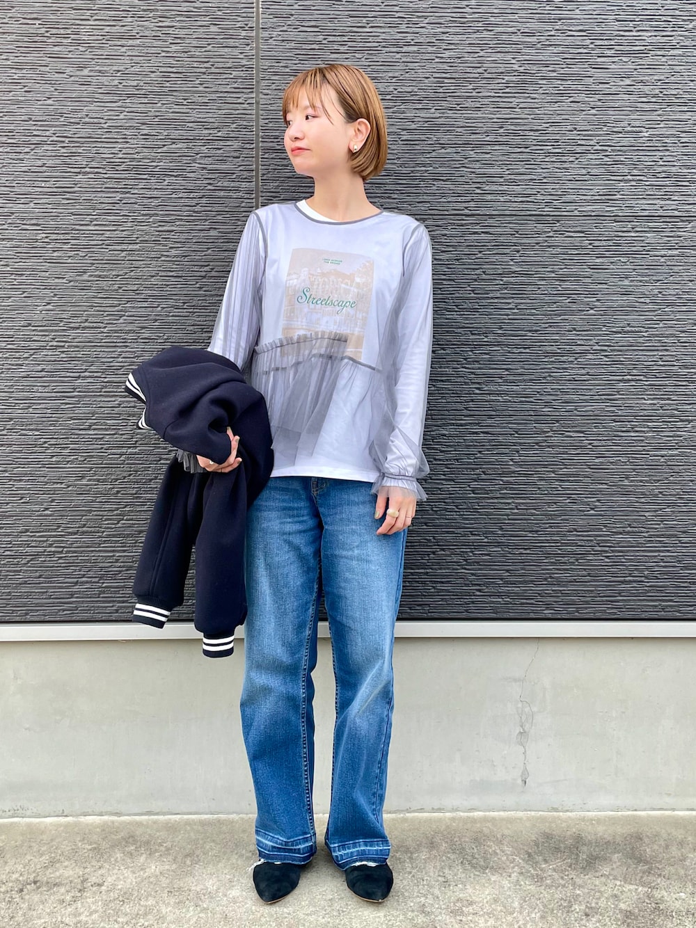 「ロンT、ロゴT、チュール、レイヤードスタイル、デニム、パンツスタイル、カジュアルコーデ、春服コーデ、休日スタイル、テチチ(Te chichi)、アキラノシフク」｜「Te chichiのラインリブブルゾン（ブルゾン、ブルー系）」を使った、AKIRAさん（レディース・158cm）の冬コーディネートの1枚目の写真