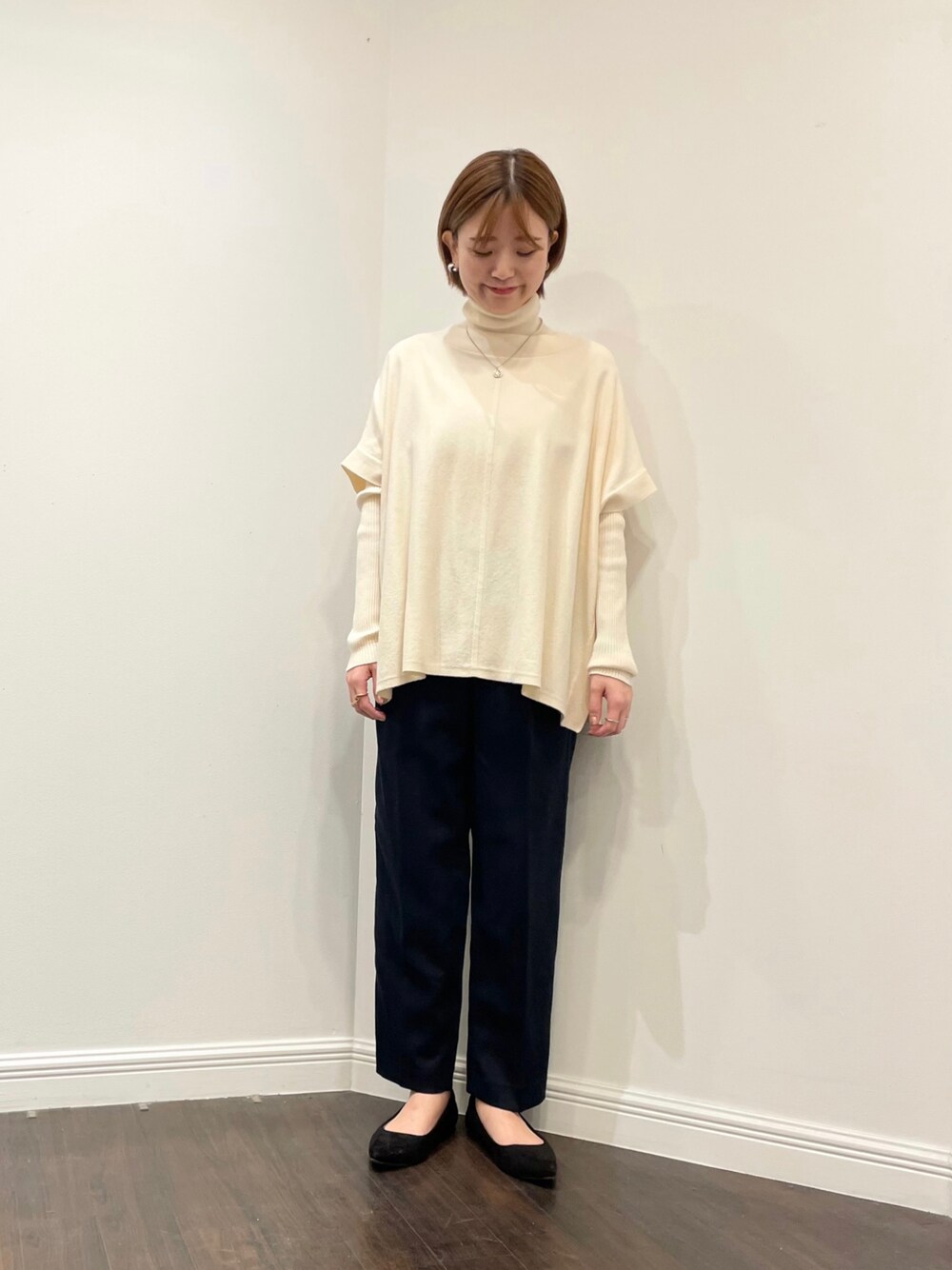 「シンプル、冬コーデ、レイヤードスタイル、タートルネック、コーデュロイパンツ、ニットベスト、白ニット、きれいめカジュアル、テチチ(Te chichi)」｜「Te chichiの細コールテーパードパンツ（その他パンツ、ブルー系）」を使った、AKIRAさん（レディース・158cm）の秋コーディネートの1枚目の写真