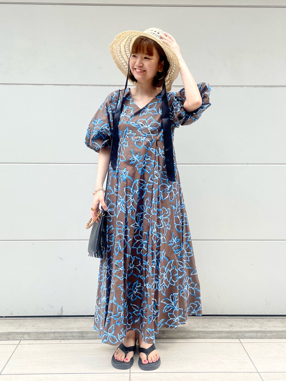 「初夏コーデ、夏コーデ、お出かけコーデ、ワンピース、ボリューム袖、花柄、麦わら帽子、トングサンダル、サンダル、カジュアルコーデ、テチチ(Te chichi)、ルノンキュール、lugnoncure」｜「Te chichiの【Oggi.jp 5月11日掲載/滝沢カレンさん着用】綿ローンアフリカンフラワープリントワンピース（ワンピース、ブラウン系）」を使った、AKIRAさん（レディース・158cm）の春コーディネートの1枚目の写真