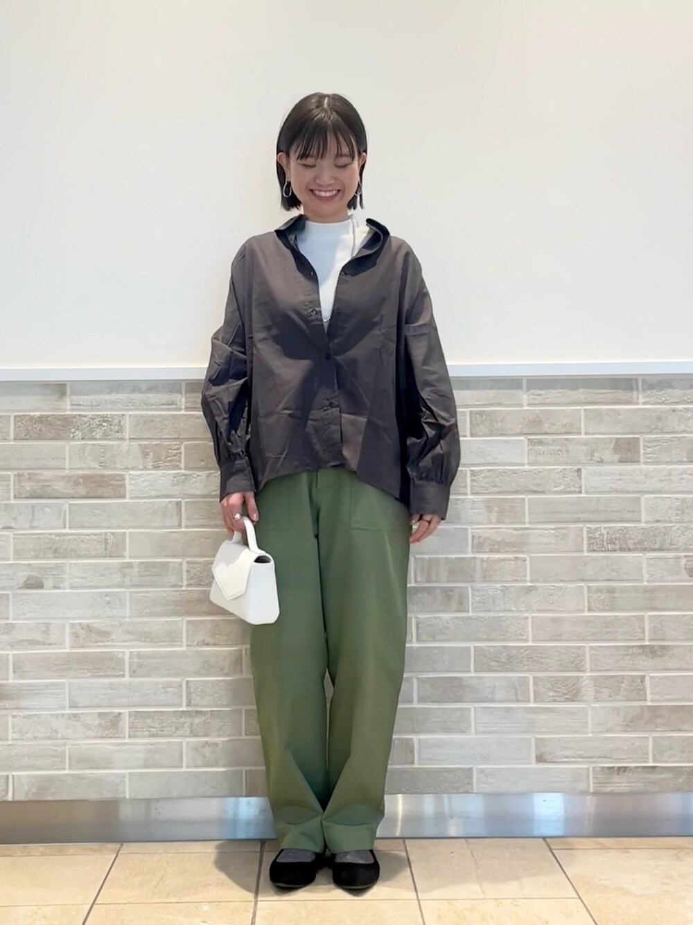 「オトナカジュアル、カジュアルコーデ、休日スタイル、シンプルコーデ、レイヤードスタイル、ボリューム袖、メンズライク、ベイカーパンツ、ミリタリー、ミニバッグ、ハンドバッグ、ブルベ夏、骨格ウェーブ、ルノンキュール、lugnoncure」｜「Lugnoncureのリブ袖タックハイネックトップス（Tシャツ/カットソー、ホワイト系）」を使った、AKIRAさん（レディース・158cm）の冬コーディネートの1枚目の写真